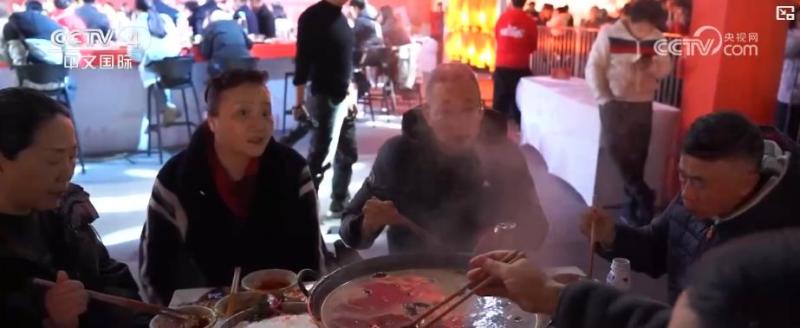 各地新春市集年味正浓 节前消费市场“热气腾腾”(图2) 各地新春市集年味正浓 节前消费市场“热气腾腾”(图2)