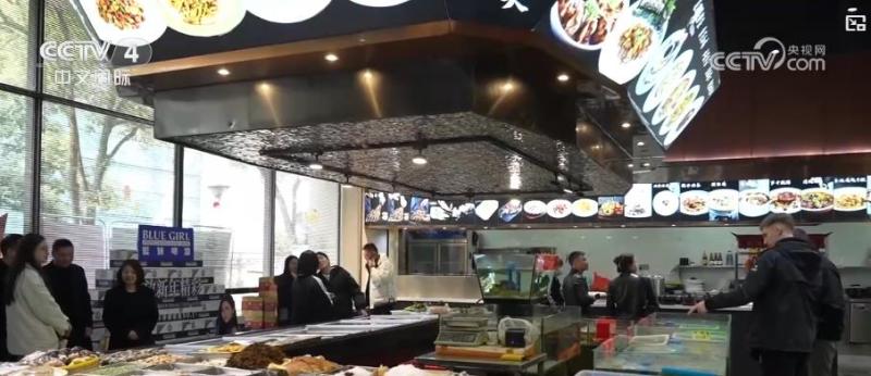 各地新春市集年味正浓 节前消费市场“热气腾腾”(图7) 各地新春市集年味正浓 节前消费市场“热气腾腾”(图7)