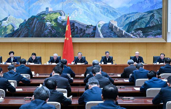 李强主持召开国务院第八次全体会议 深入学习贯彻习近平总书记在全国两会期间的重要讲话精神 对落实国务院2025年重点工作进行部署(图1)