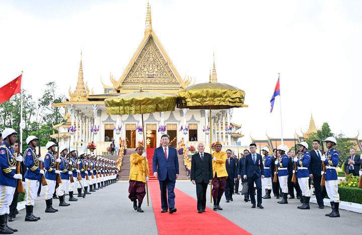 习近平会见柬埔寨国王西哈莫尼(图4)