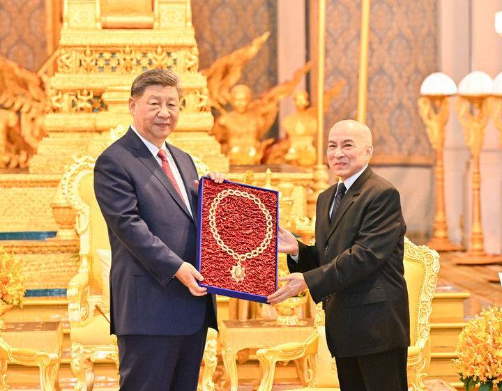 习近平会见柬埔寨国王西哈莫尼(图3)