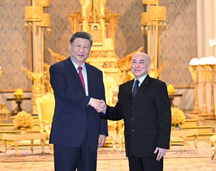 习近平会见柬埔寨国王西哈莫尼(图2)