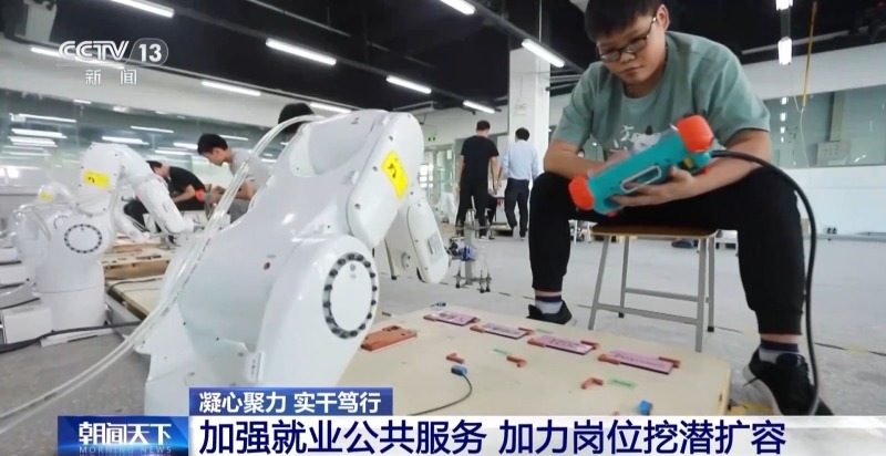 凝心聚力 实干笃行丨招聘会开到商圈里 各地多措并举稳岗扩岗(图6)