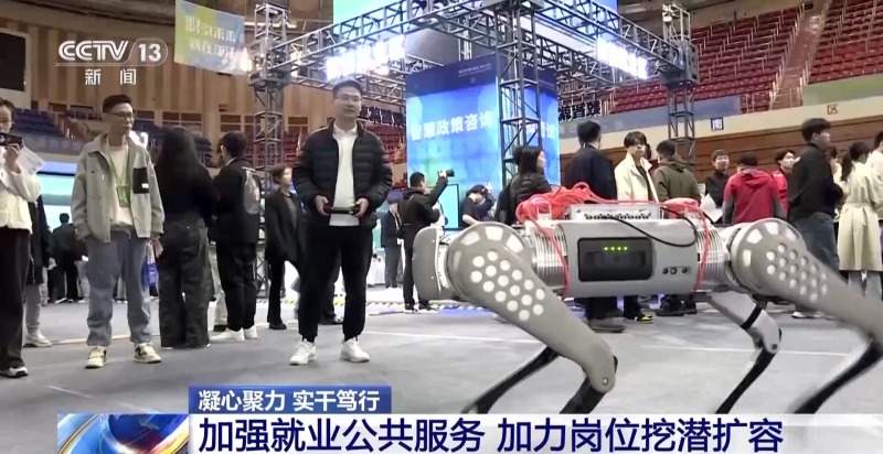 凝心聚力 实干笃行丨招聘会开到商圈里 各地多措并举稳岗扩岗(图2)