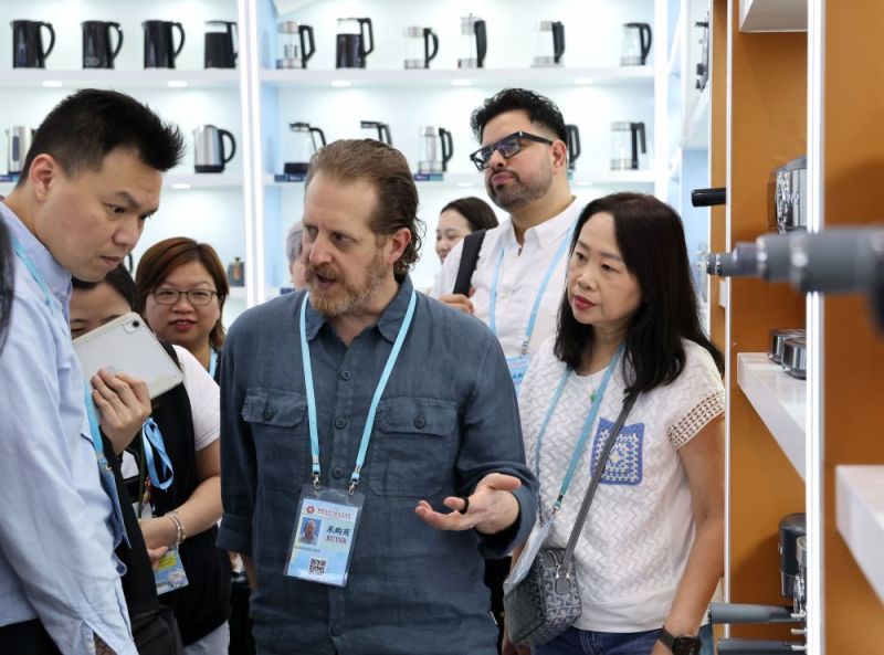 “中国第一展”火热开局凸显外贸韧劲与信心(图2) “中国第一展”火热开局凸显外贸韧劲与信心(图2)