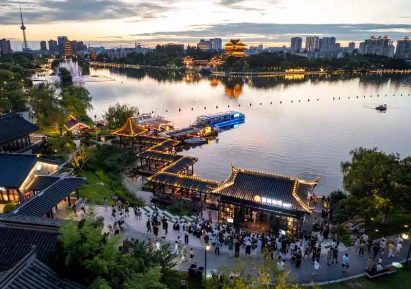 经济政策一线微观察｜从球场新热力到商圈新活力，看一粒足球如何踢出“赛事经济”新效力(图2)